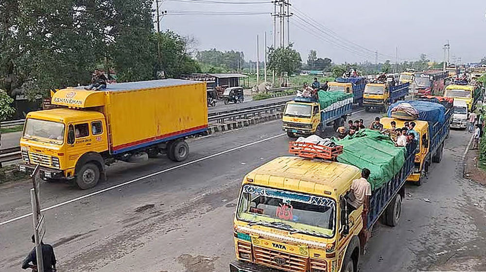 তেল বাড়ল ২০ টাকা, ট্রাক ভাড়া ৪০ শতাংশ!