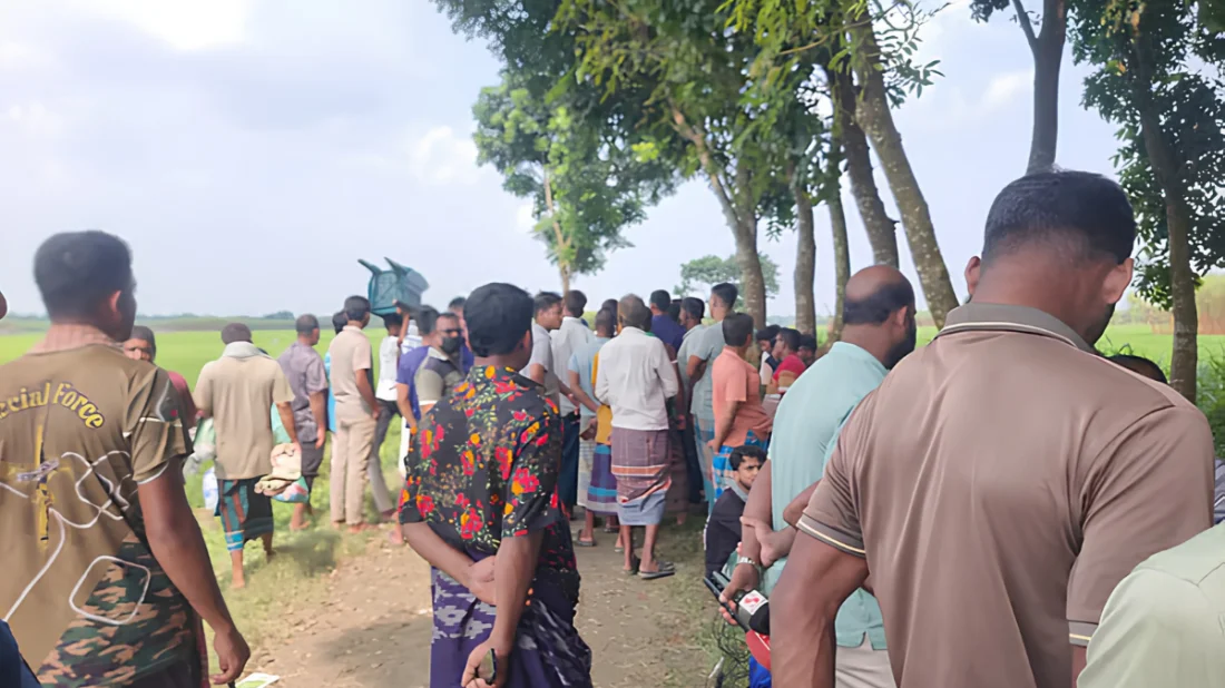 শিয়ালের টানাটানিতে বেরিয়ে এলো খড়ের নিচে লুকানো যুবকের মরদেহ