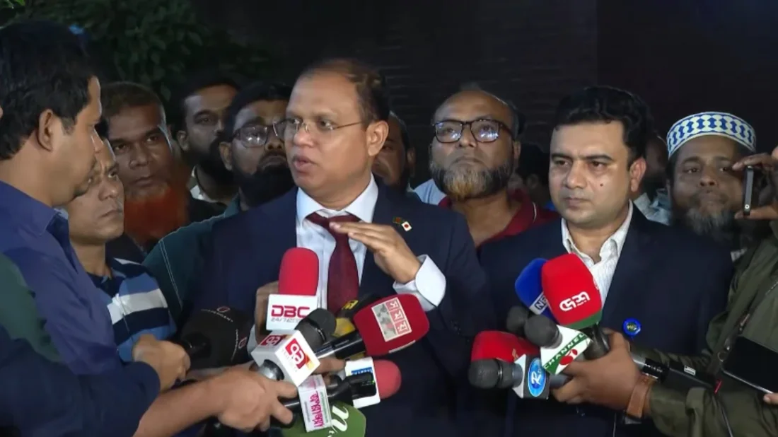বিকল্প বিমানে ফেরার সুযোগ থাকলেও সফরসঙ্গীদের নিয়েই ফিরলেন প্রধানমন্ত্রী