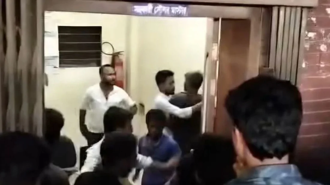 ব্রাহ্মণবাড়িয়া স্টেশনে টিকিট চাওয়ায় দুই রেলকর্মীকে পিটিয়ে জখম
