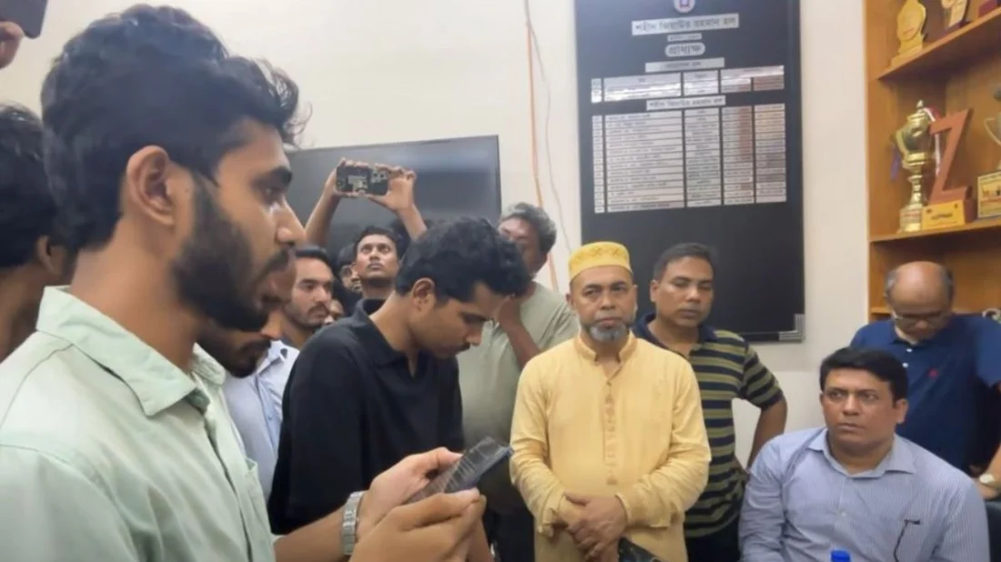 রাবিতে সাংবাদিকদের ওপর হামলা: তিন দফা দাবি, মামলা করার আশ্বাস