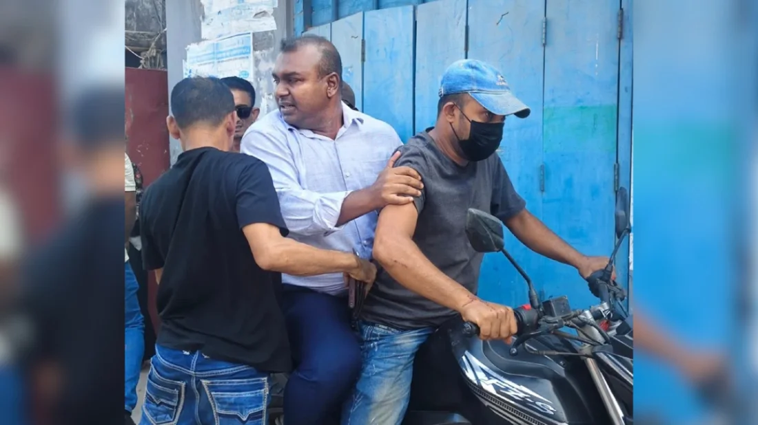 খুলনায় সাব-রেজিস্ট্রারকে তুলে নেওয়ার অভিযোগ, ঘণ্টাখানেক পর ফিরলেন অফিসে