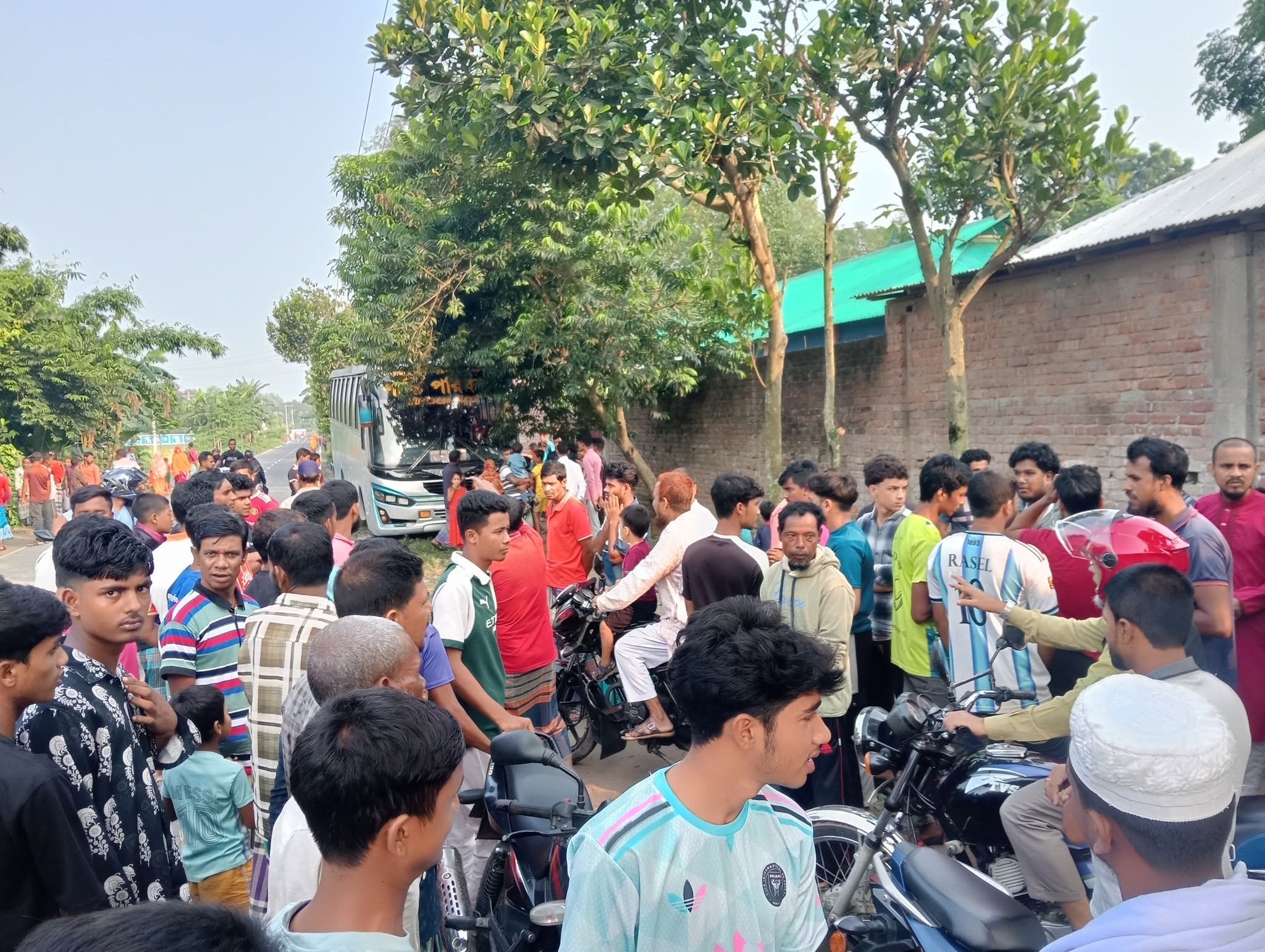 বকশীগঞ্জে বাসচাপায় শাশুড়ি-পুত্রবধূ নিহত, আটক ১