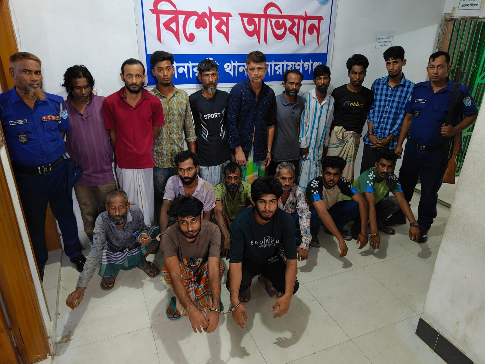 সোনারগাঁয়ে পুলিশের বিশেষ অভিযানে, মাদকসেবী ও পরোয়ানাভুক্তসহ গ্রেপ্তার ১৯
