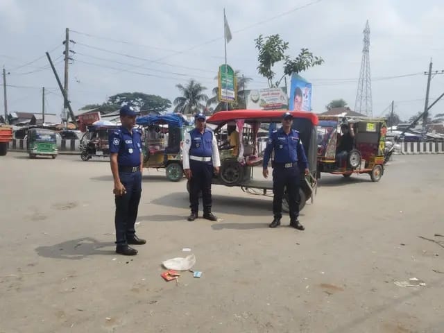 আমতলী চৌরাস্তায় ট্রাফিক পুলিশ বক্স নেই, রোদ-বৃষ্টিতে ঝুঁকি নিয়ে দায়িত্ব পালন