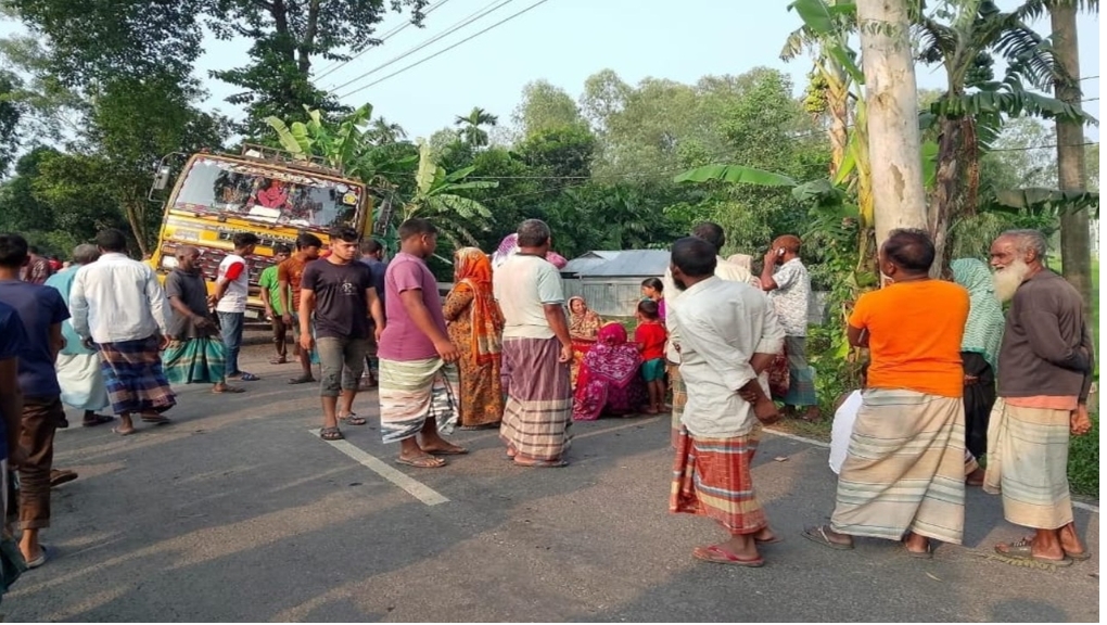 সকালে হাঁটতে বেরিয়ে সিমেন্টবোঝাই ট্রাকচাপায় ২ নারীর মৃত্যু