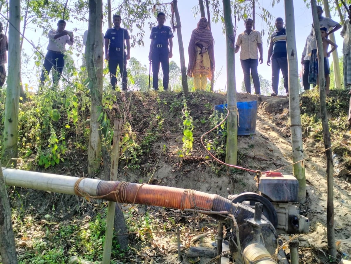 বকশীগঞ্জে অবৈধ বালু উত্তোলন ড্রেজার ও পাইপ ধ্বংস