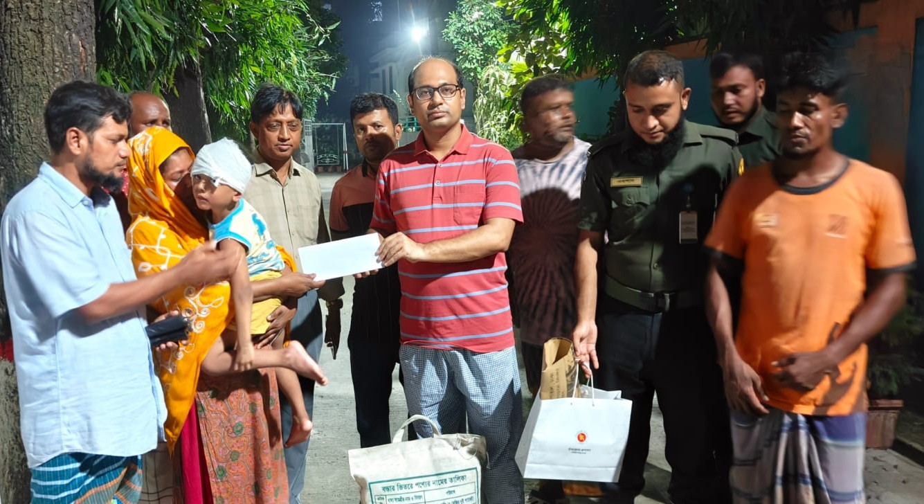 মানবিকতার উজ্জ্বল দৃষ্টান্ত: সদর উপজেলা প্রশাসনের চার ঘণ্টার চেষ্টায় পরিবারের কোলে ফিরল ৪ বছরের আবদুল্লাহ