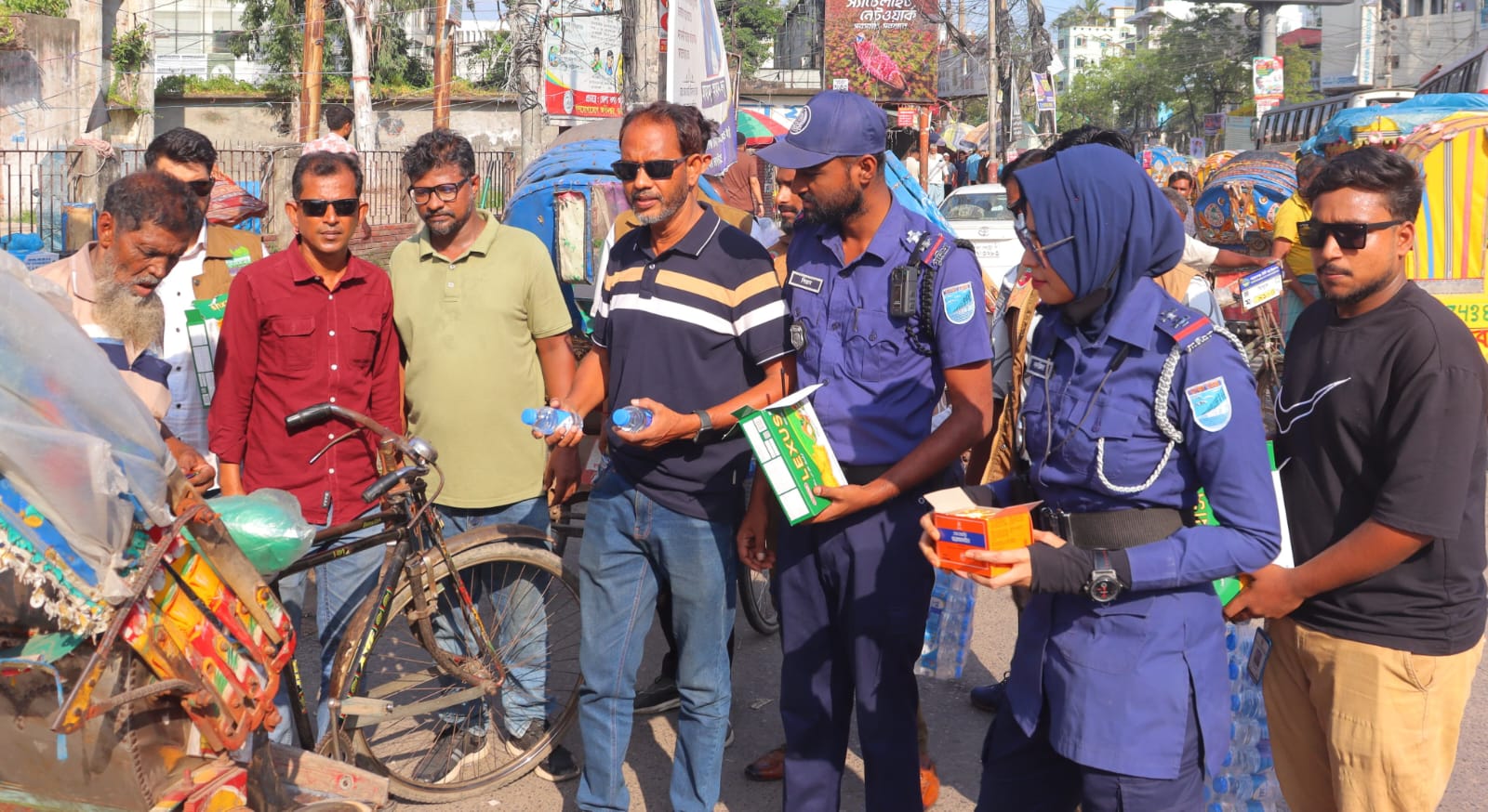 তীব্র তাপদাহে ডিসি-এসপির যৌথ মানবিক উদ্যোগ: পথচারী, ট্রাফিক ও শ্রমজীবীদের মাঝে  পানি ও স্যালাইন বিতরণ