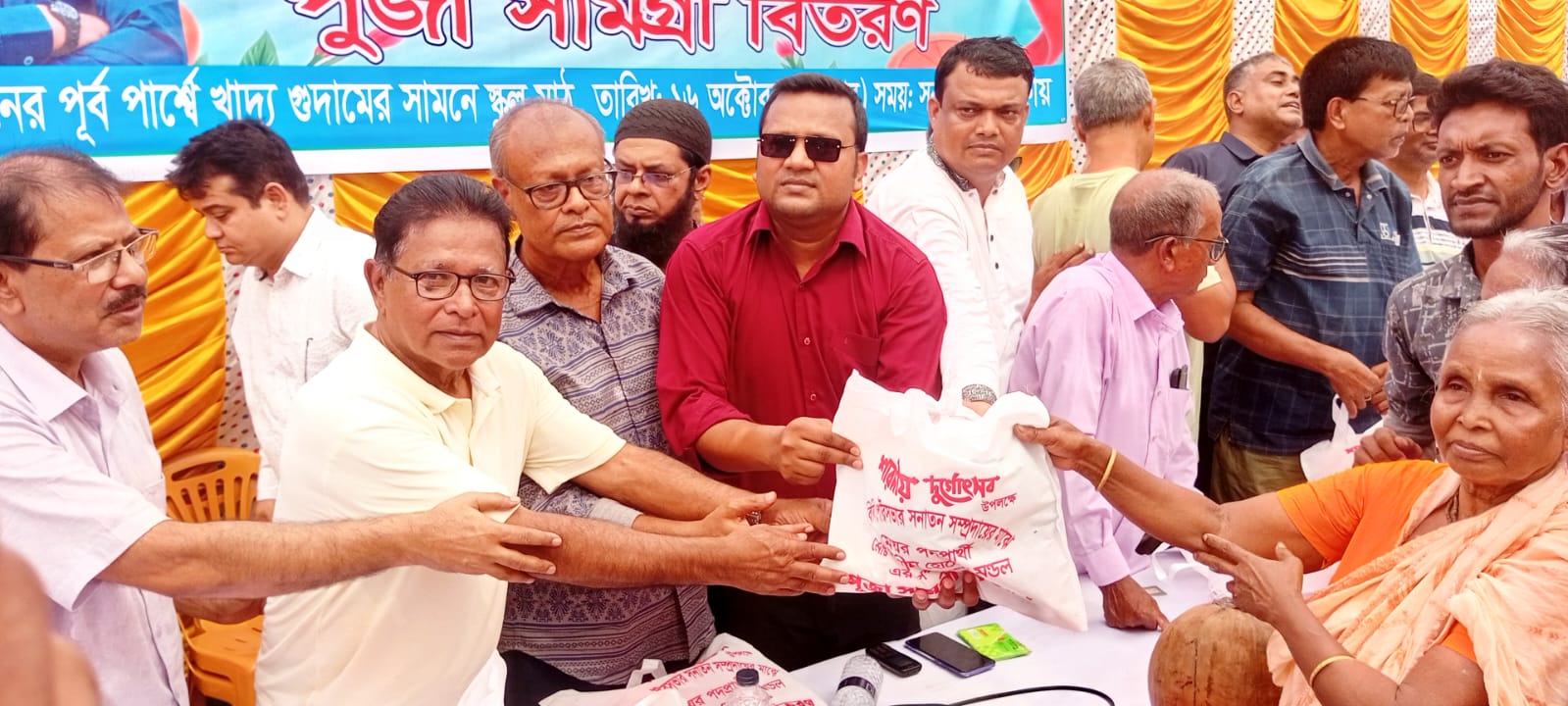 পাঁচবিবিতে দুর্গাপূজার উপহার দিলেন ছাত্রদল নেতা শামীম