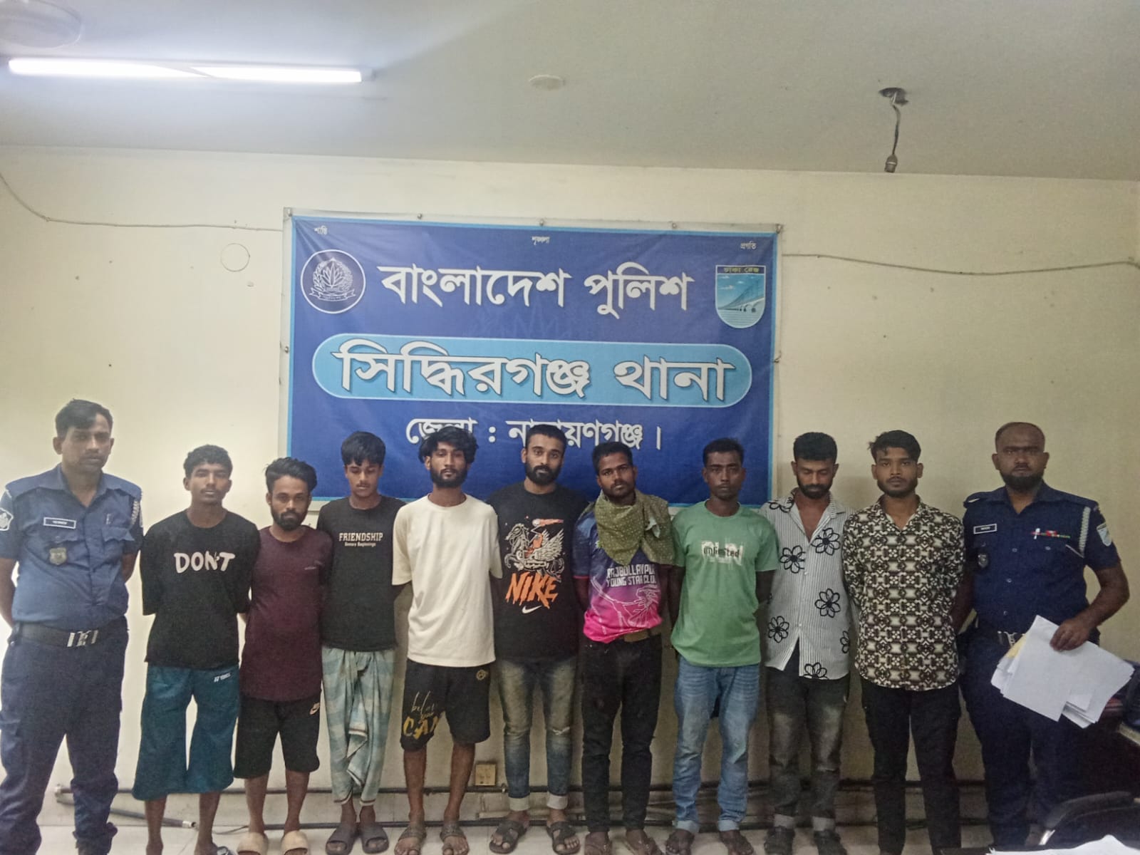 সিদ্ধিরগঞ্জে মাদকবিরোধী অভিযান, হেরোইনসহ গ্রেপ্তার ১৩