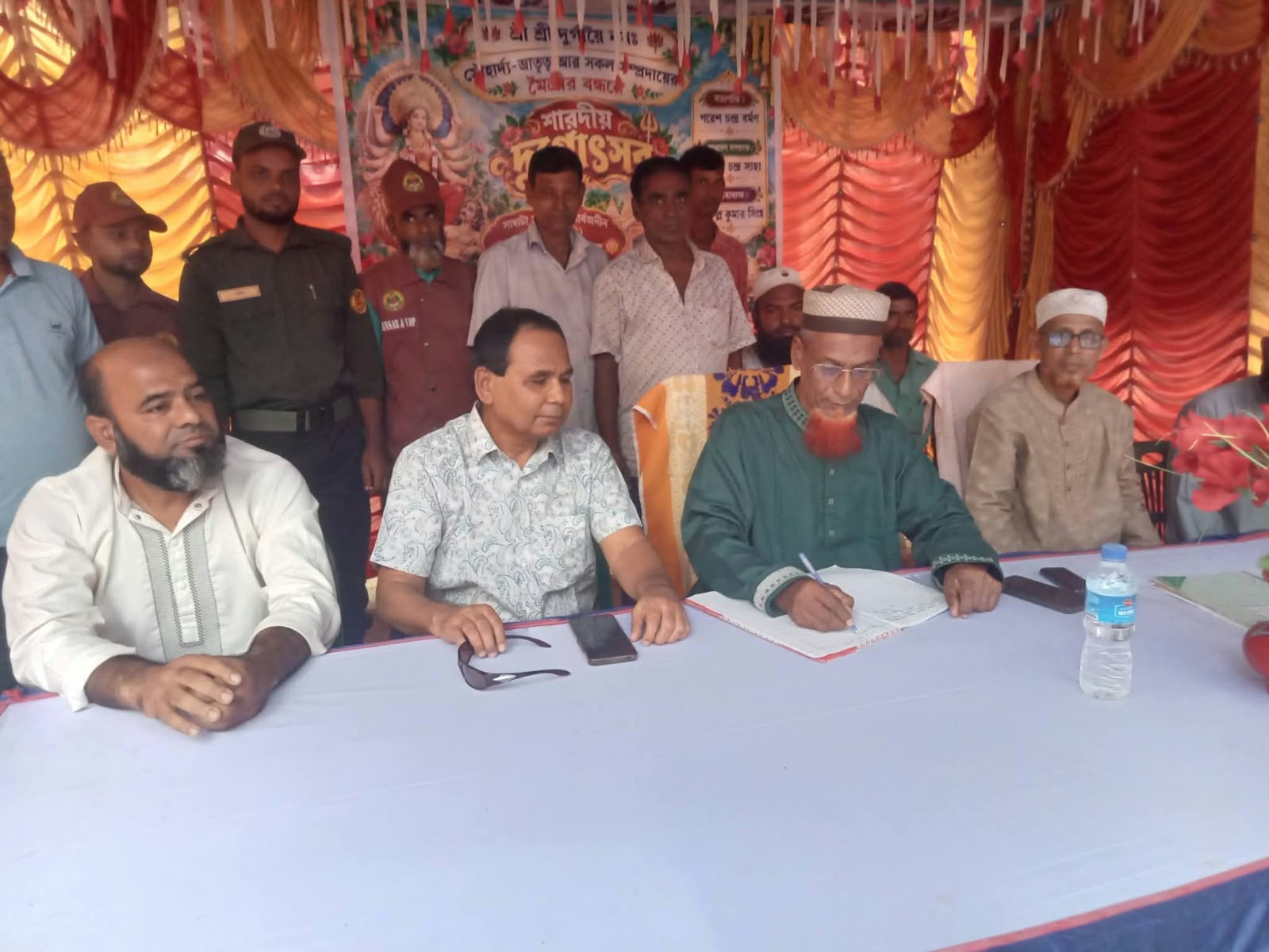 সাঘাটায় শারদীয় দুর্গাপূজার মণ্ডপ পরিদর্শন করলেন সংসদ সদস্য আব্দুল ওয়ারেছ
