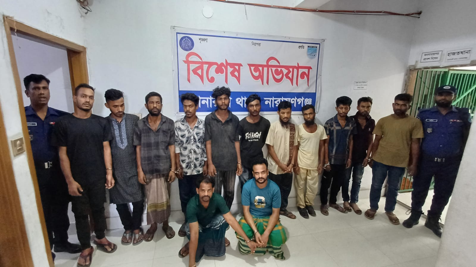সোনারগাঁয়ে পুলিশের বিশেষ অভিযানে মাদকসেবী ও ওয়ারেন্টভুক্ত আসামিসহ গ্রেফতার ১৩