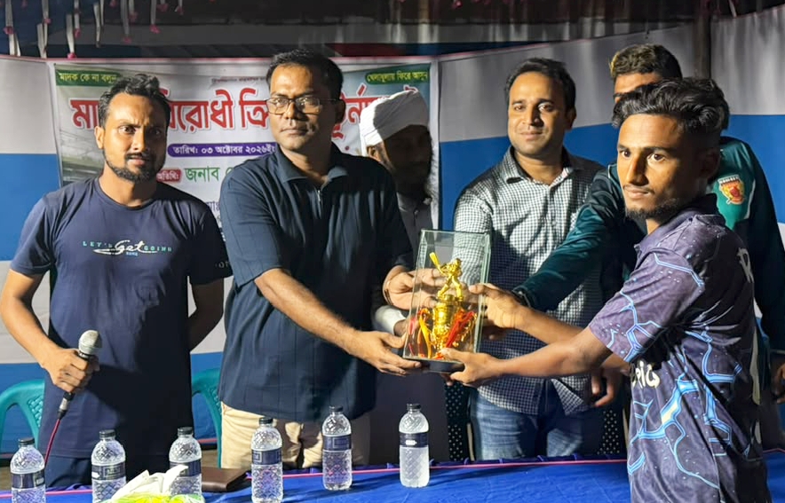 পাঁচবিবিতে মাদক বিরোধী ক্রিকেট টুর্নামেন্টে খেলোয়াড়দের পুরস্কার দিলেন থানার ওসি