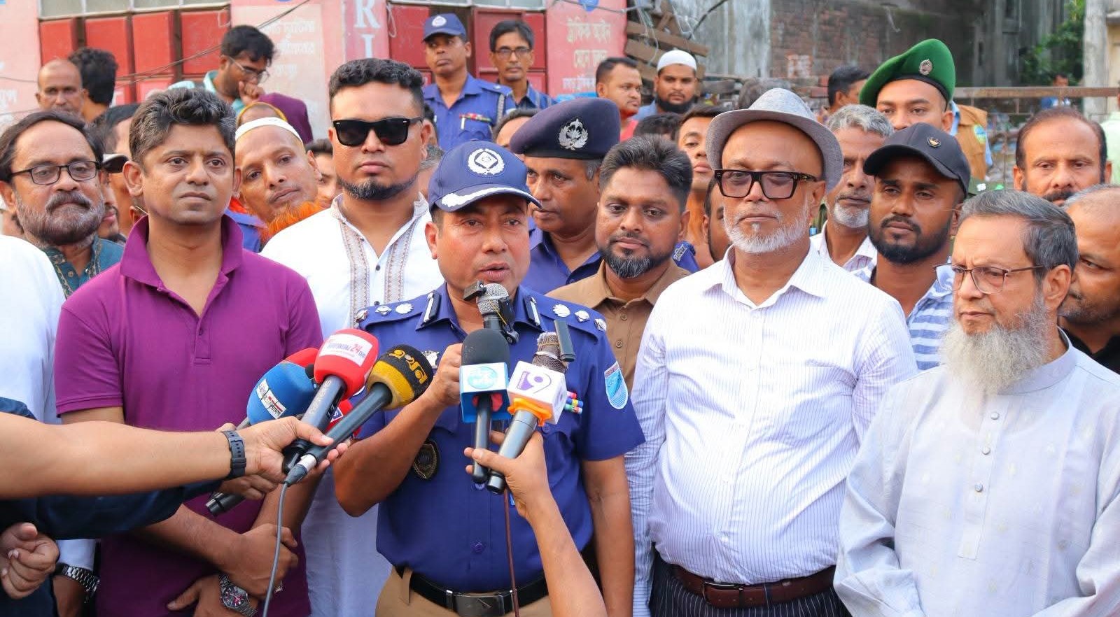 নারায়ণগঞ্জে যানজট নিরসনে ট্রাফিক পুলিশকে সহায়তায় ২২ ট্রাফিক ভলান্টিয়ারের কার্যক্রম উদ্বোধন