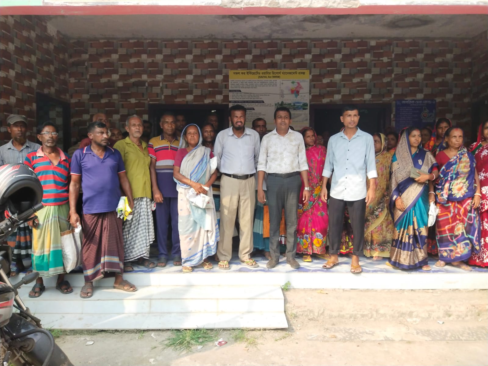 মা ইলিশ রক্ষায় নিষেধাজ্ঞার সময় প্রথমবার সহায়তা, ডুমুরিয়ার ৬৪৬ জেলের মুখে হাসি