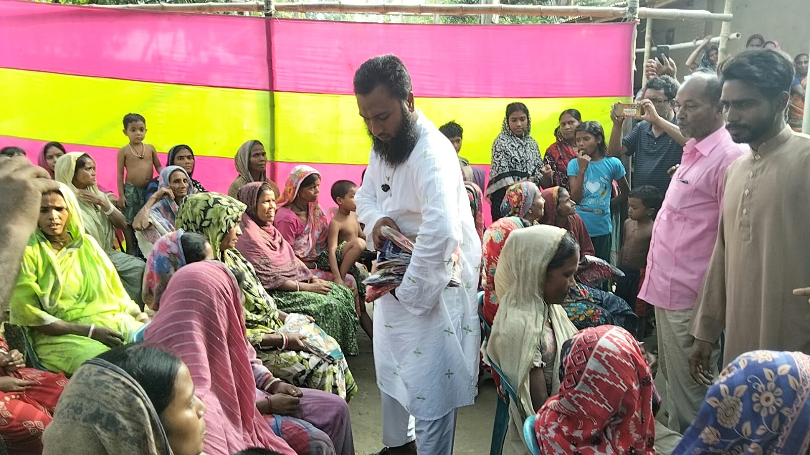 সাঘাটায় সনাতন ধর্মাবলম্বীদের মাঝে ফ্রেশ বাজার লিমিটেডের শারদীয় উপহার বিতরণ