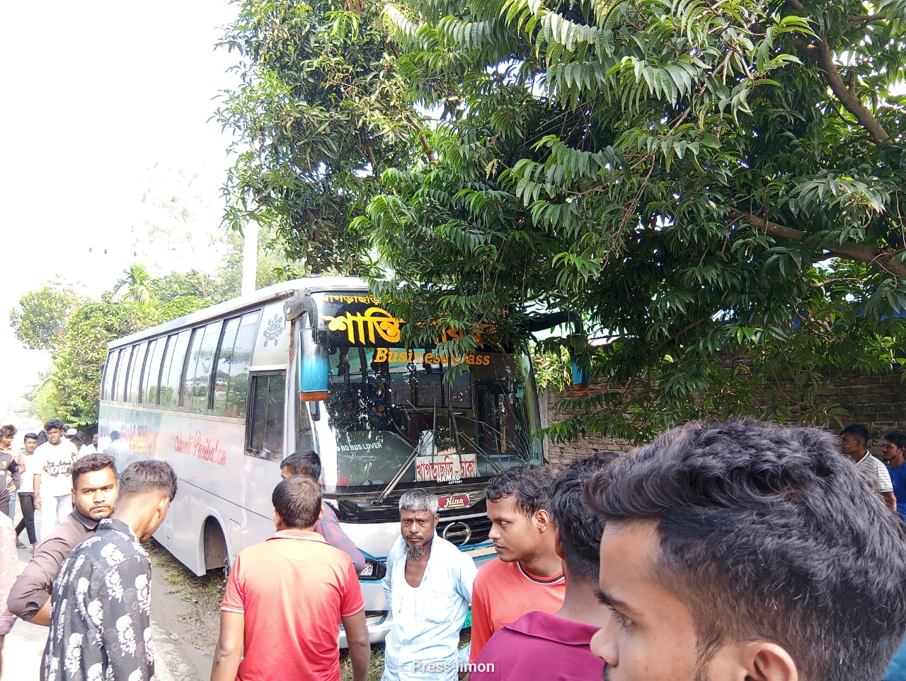 বকশীগঞ্জে বাসচাপায় প্রাণ গেল বউ-শাশুড়ির