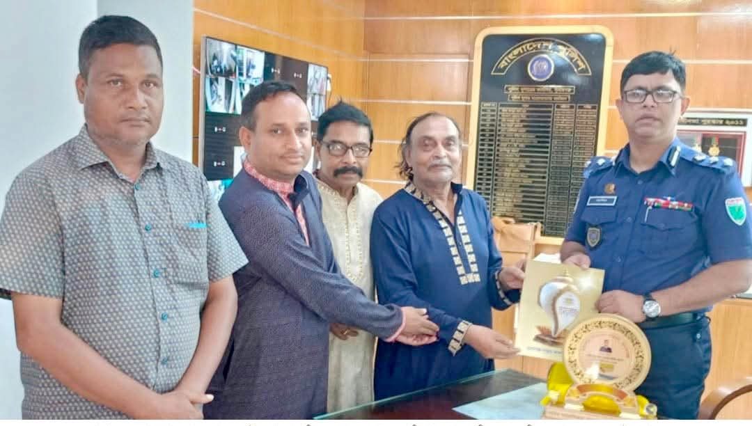 সুনামগঞ্জের পুলিশ সুপারকে মহালয়া উদযাপন পরিষদের ক্রেস্ট প্রদান