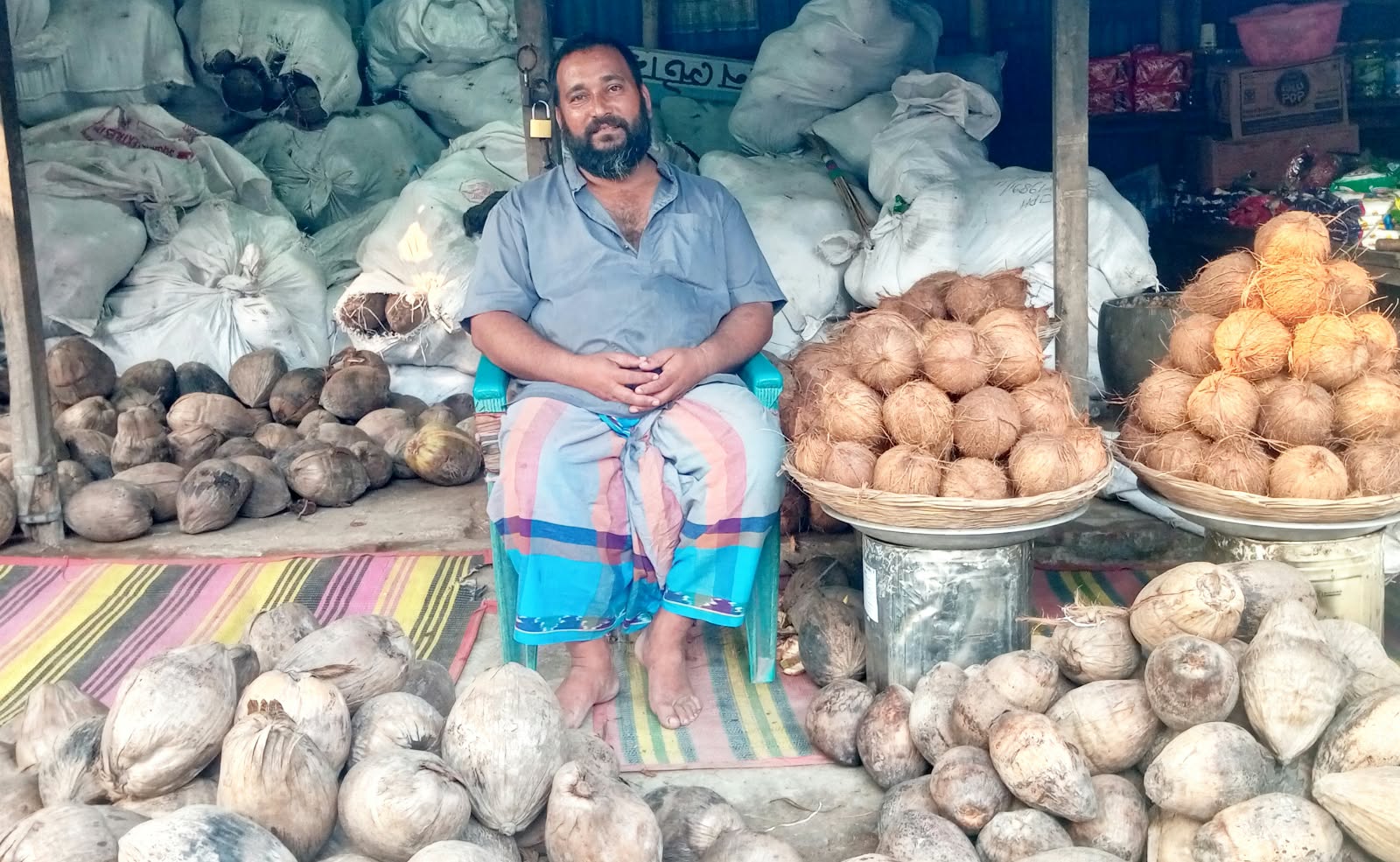 পাঁচবিবিতে পূজার নারিকেল-গুড় কেনার ধুম