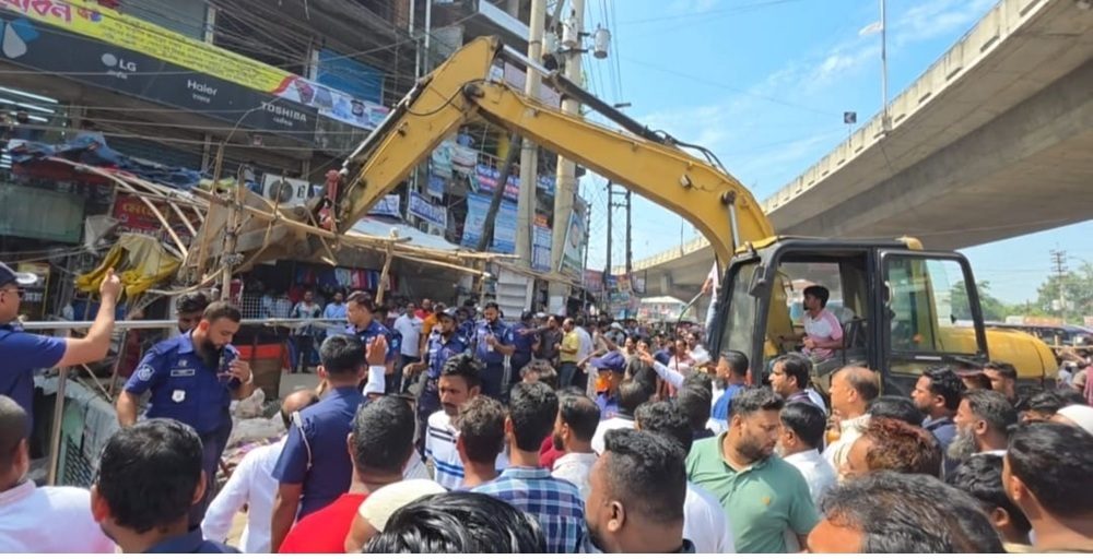 রূপগঞ্জের ভুলতায় ঢাকা-সিলেট মহাসড়ক  দখলমুক্ত ও অবৈধ স্থাপনা উচ্ছেদ অভিযান