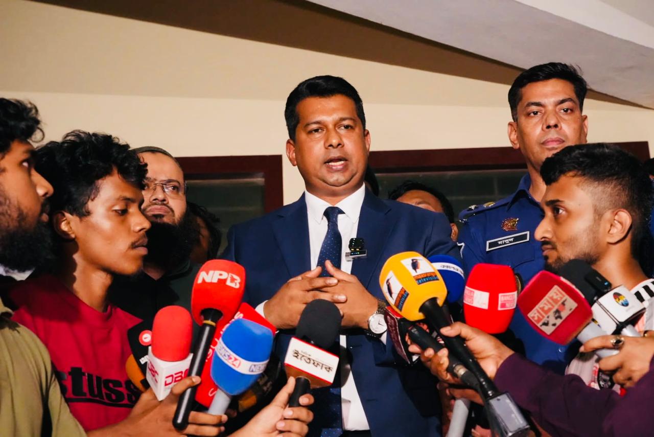 চুয়েটে ৩০ ঘণ্টা অবরুদ্ধ ভিসি, ডিসি জাহিদের মধ্যস্থতায় মুক্ত