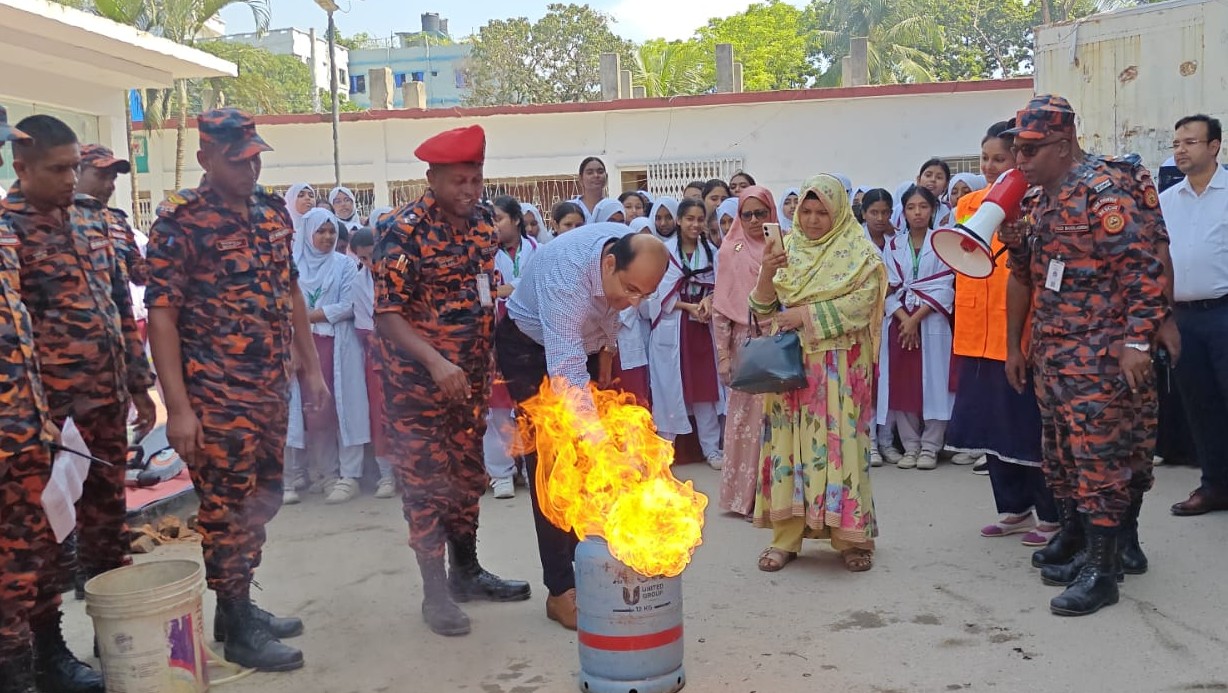 নারায়ণগঞ্জ সদরে ফায়ার সার্ভিসের অগ্নিনির্বাপণ ও উদ্ধার মহড়া