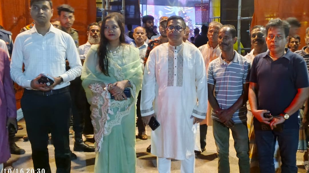 বন্দর উপজেলার বিভিন্ন পূজা মণ্ডপ পরিদর্শন করলেন ডিসি মো: রায়হান কবির