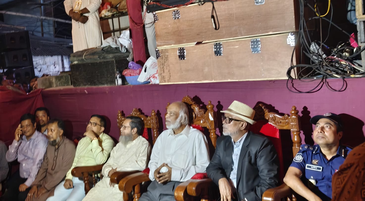 আমলাপাড়া সর্বজনীন পূজামণ্ডপ পরিদর্শনে স্থানীয় সরকার মন্ত্রী ড. আবদুল মঈন খান
