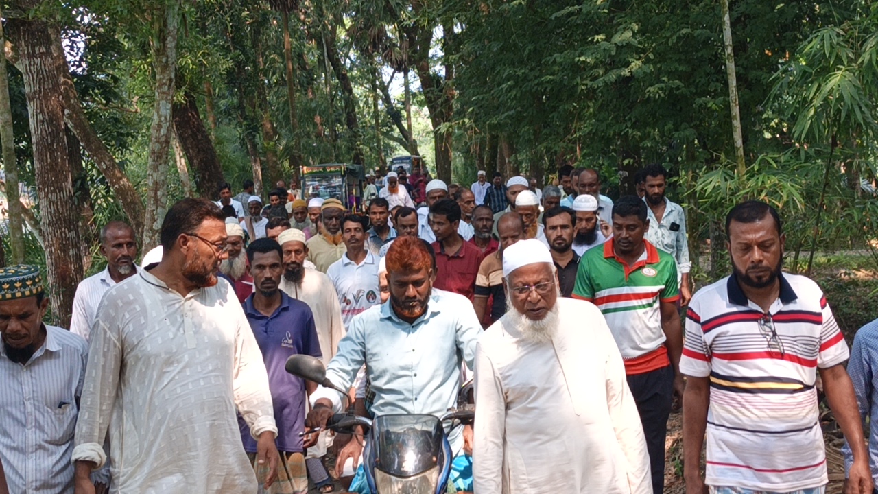 আমতলীতে চাওড়া নদীর কচুরিপানা অপসারণ বন্ধ কেন, জানতে চেয়ে জনতার সমাবেশ