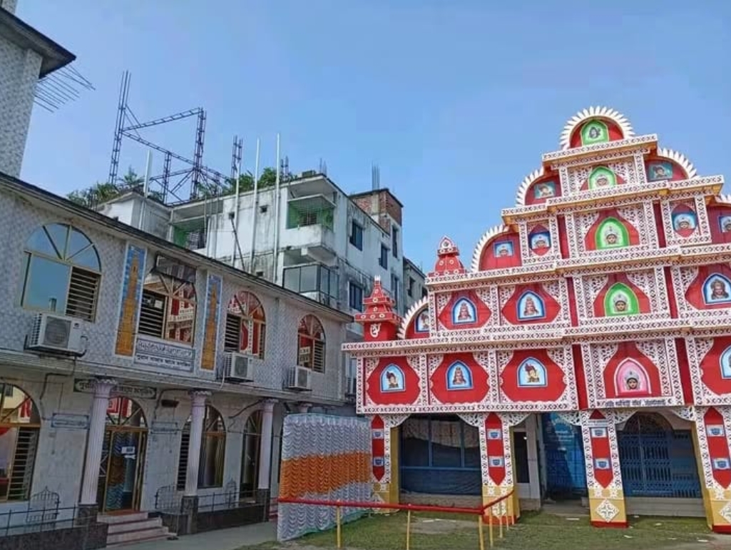 একই উঠানে মসজিদ-মন্দির, সম্প্রীতির অনন্য দৃষ্টান্ত লালমনিরহাটের পুরান বাজার