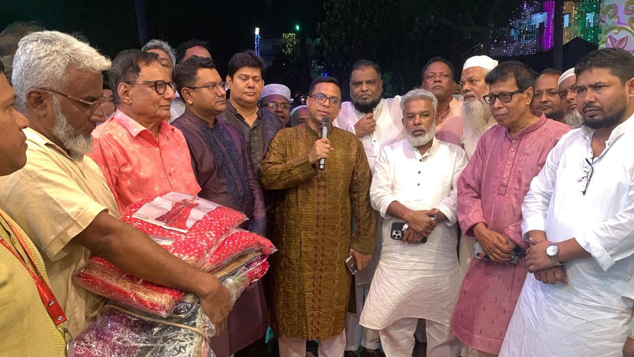 সোনারগাঁওয়ে বিভিন্ন পূজামণ্ডপ পরিদর্শন ও বস্ত্র বিতরণে জেলা প্রশাসক মোঃ রায়হান কবির