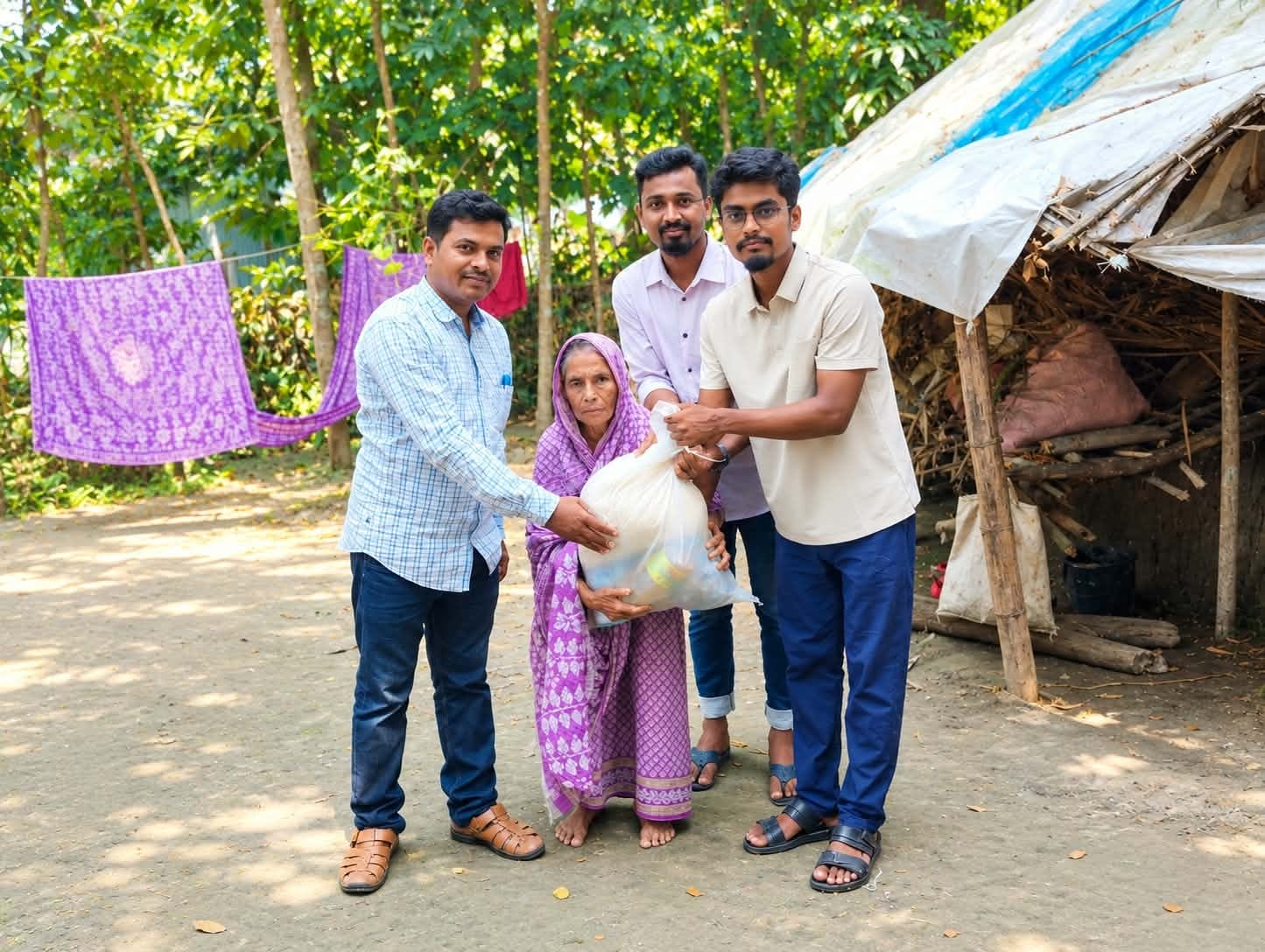 আমতলীতে অসহায় বৃদ্ধা জয়তনের পাশে স্বপ্নছোঁয়া, দিল এক মাসের বাজারসামগ্রী