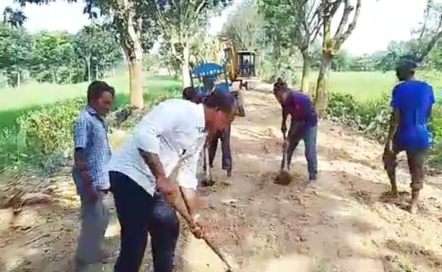 কোদাল হাতে নিজেই রাস্তা সংস্কার করেন আমু মেম্বার