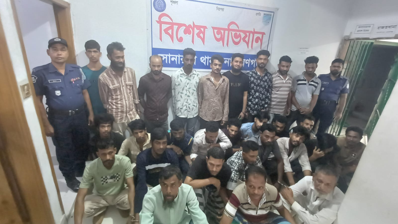 সোনারগাঁয়ে পুলিশের বিশেষ অভিযানে ইয়াবাসহ গ্রেপ্তার ৩০