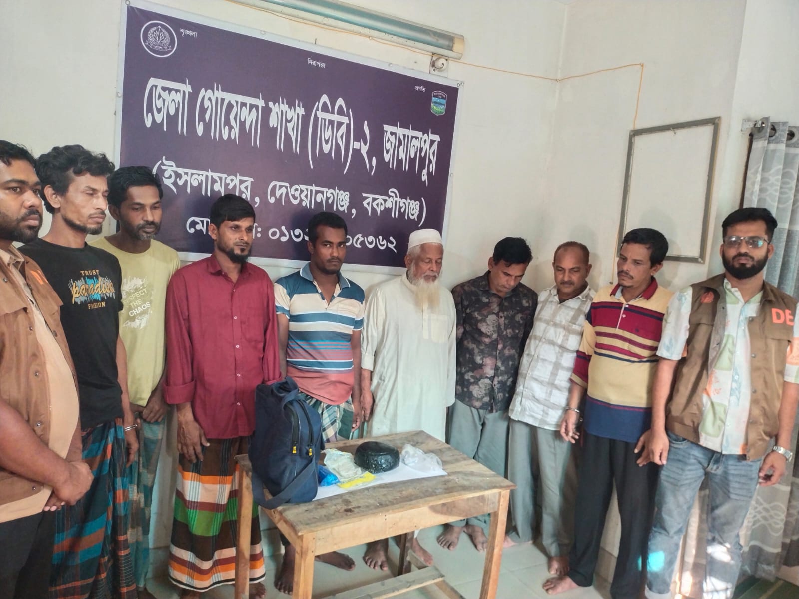 জামালপুরে গাঁজা, কষ্টিপাথর ও ভারতীয় মদসহ আটক ১১