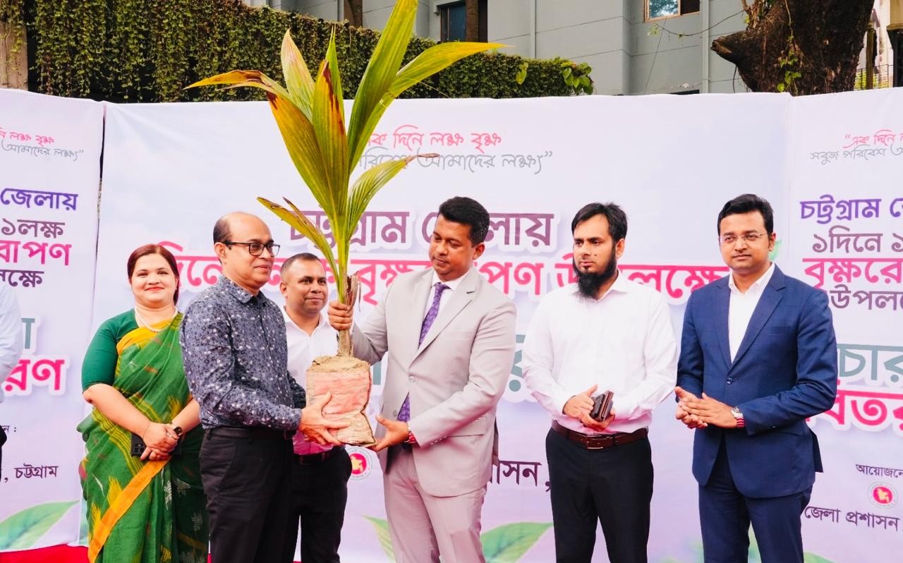 চট্টগ্রামে এক দিনে এক লাখ গাছ রোপণের মধ্যে দিয়ে ইতিহাস গড়তে চলেছেন ডিসি জাহিদ