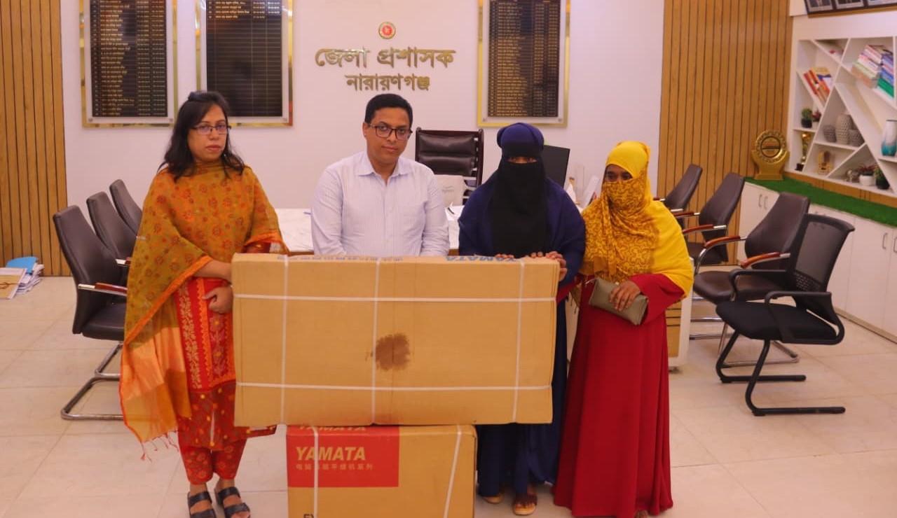 নারায়ণগঞ্জে অসহায় আশা মনিকে স্বাবলম্বী করতে সেলাই মেশিন দিয়ে পাশে দাঁড়ালেন ডিসি মো : রায়হান কবির