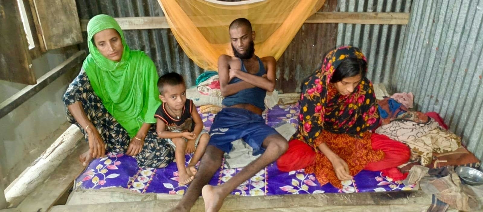 আমতলীতে অসহায় পরিবারের পাশে মানবতার হাত বাড়াল জাহানারা লতিফ মোল্লা ফাউন্ডেশন