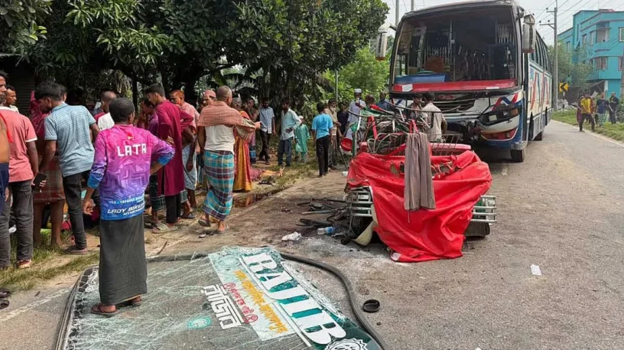 ময়মনসিংহে বাসচাপায় শিশুসহ অটোরিকশার ৭ যাত্রী নিহত