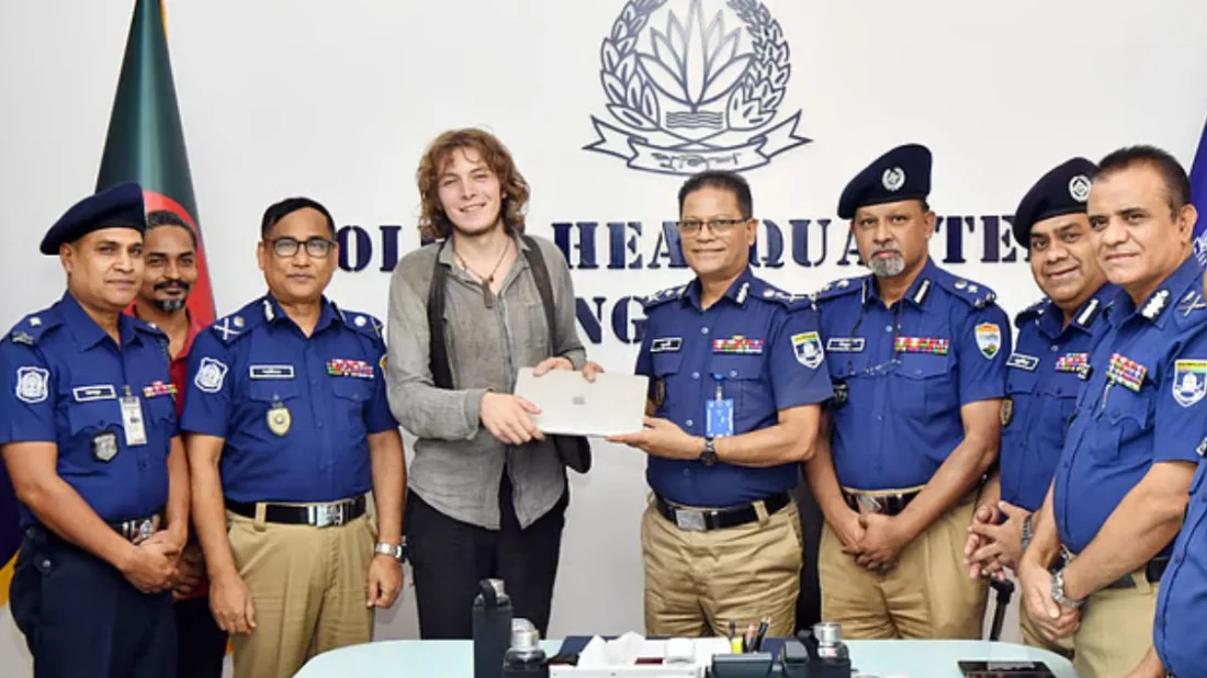 নাটোরে চুরি হওয়া ল্যাপটপ ফিরে পেলেন জার্মান পর্যটক ক্রিল
