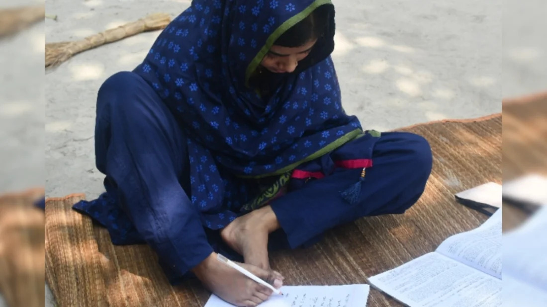 পা দিয়ে লিখে রাজশাহী বিশ্ববিদ্যালয়ে আইন বিষয়ে স্নাতকোত্তর, বিচারক হতে চান বিউটি